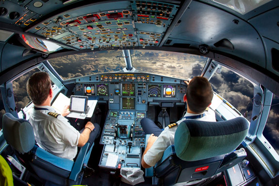 Becoming a commercial pilot - how to get commercial pilot license and how much do commercial pilots make?